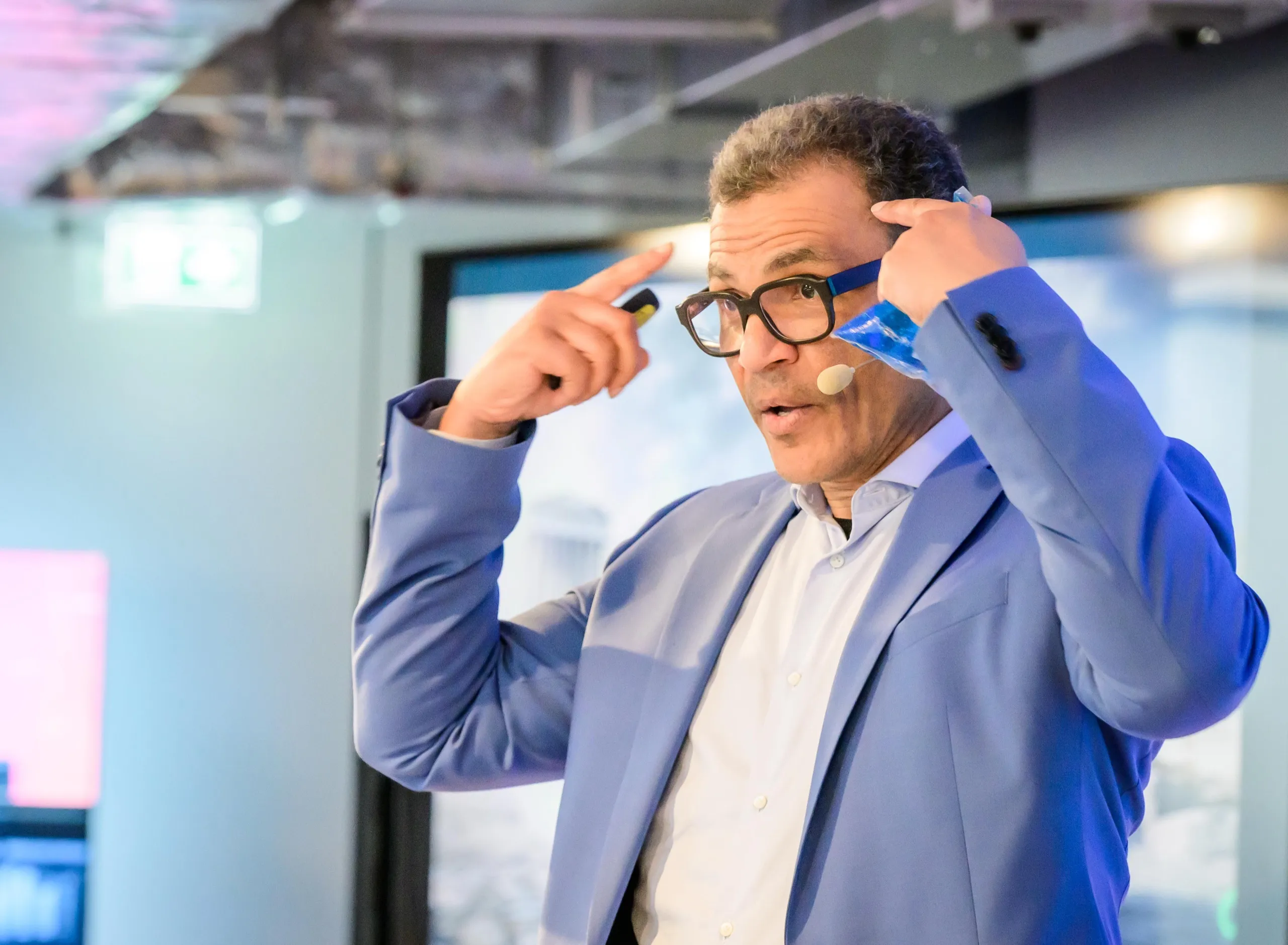 Dr. Orell Mielke erklärt neurowissenschaftliche Zusammenhänge im Workshop
